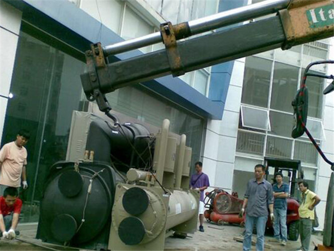 芮城县随车吊和汽车吊的核心区别是什么？哪种更省钱？